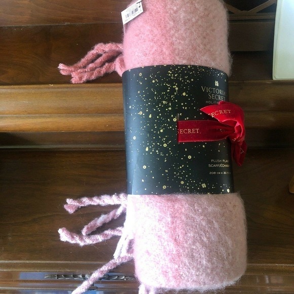 Victoria Secret Woman's Holiday 2020 Pink Plush Plaid Fringe Scarf 208X3… - Picture 1 of 8